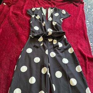 NWT women’s New York and Co polka dot jumpsuit (very dark/navy blue)